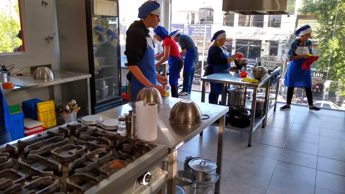 Alumnos de IGI trabajando en la cocina de una sede durante una clase práctica