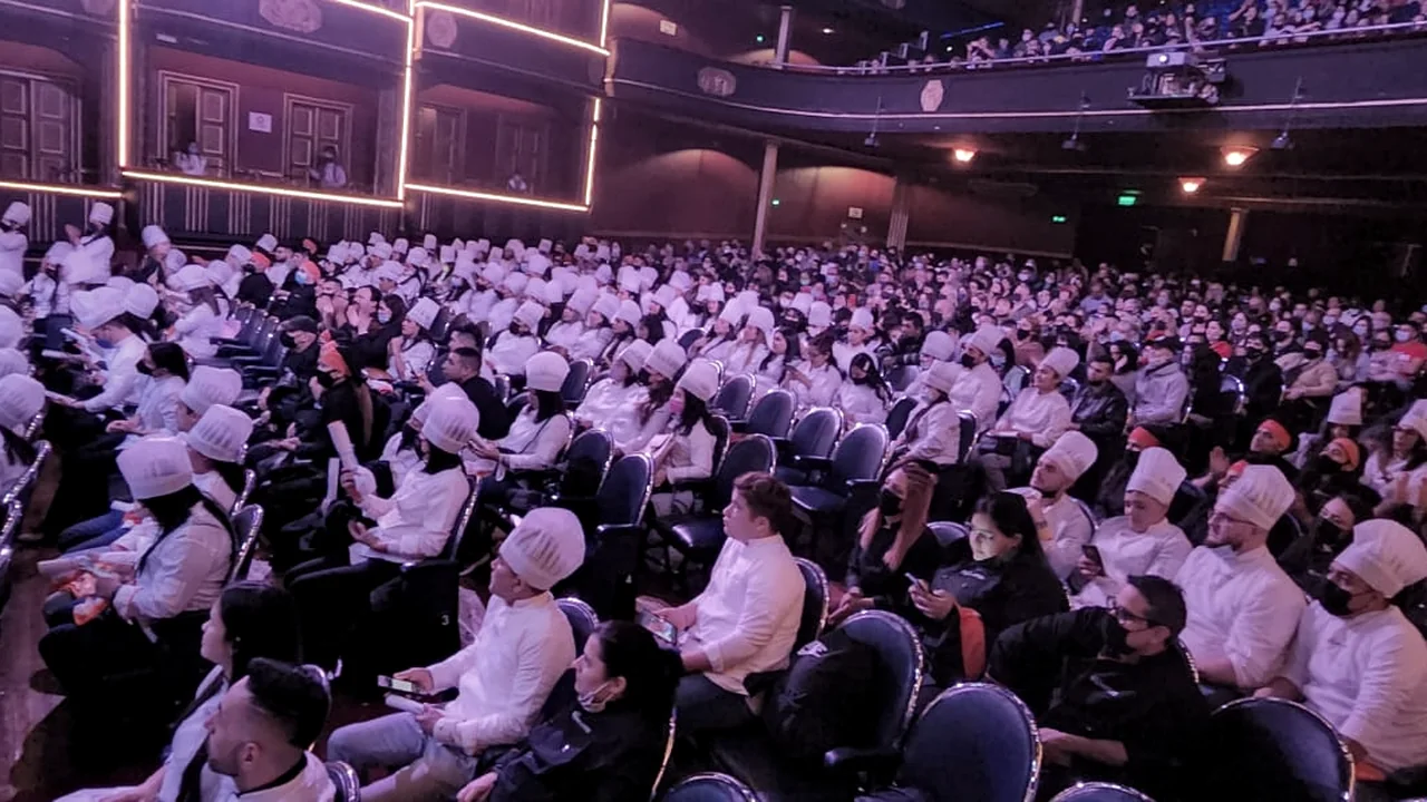 Colación de egresados de IGI: el auditorio completo durante la entrega de títulos