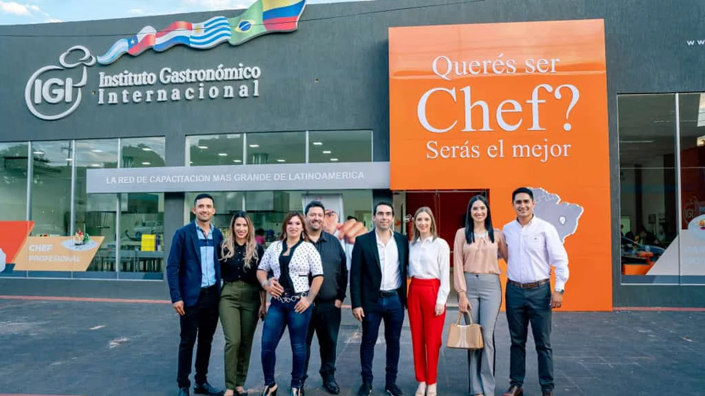 Fachada de una sede de IGI con el equipo de la filial en la puerta