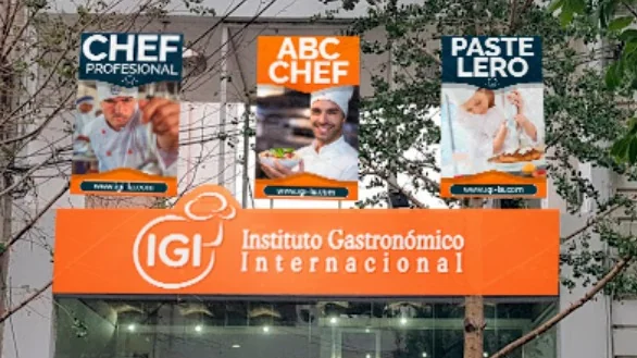 Fachada de una sede de IGI con los carteles de las carreras Chef Profesional, ABC Chef y Pastelero