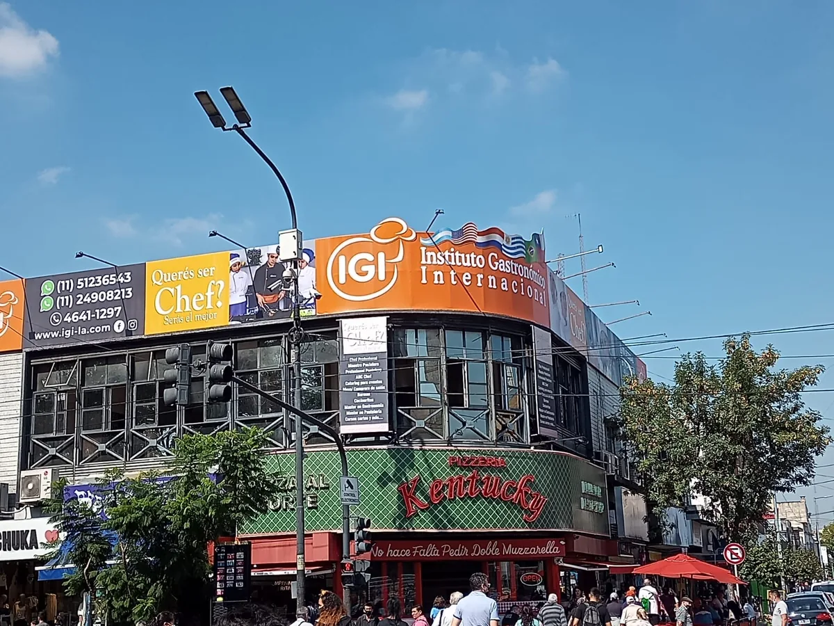 Sede de IGI en una esquina de alto tránsito peatonal