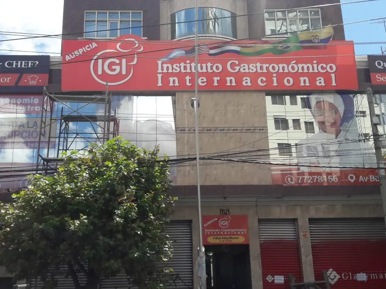 Frente de una sede de IGI con la cartelería institucional