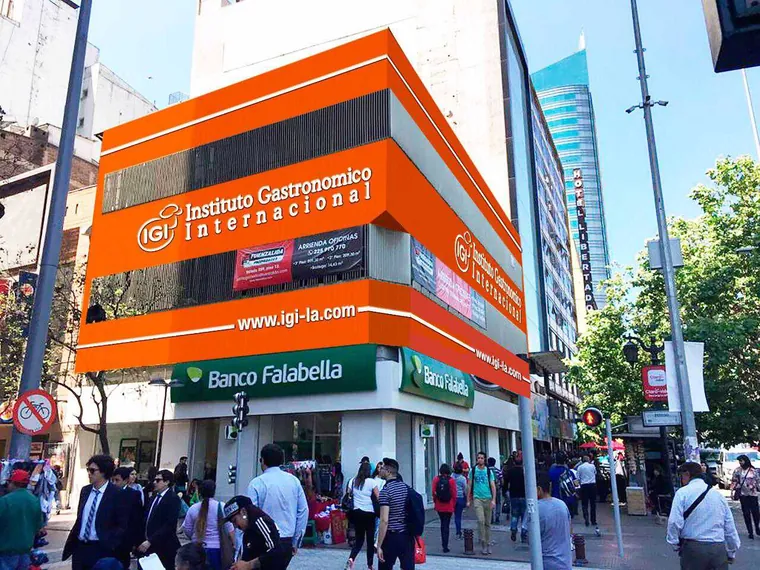 Fachada de una sede de IGI sobre una avenida céntrica