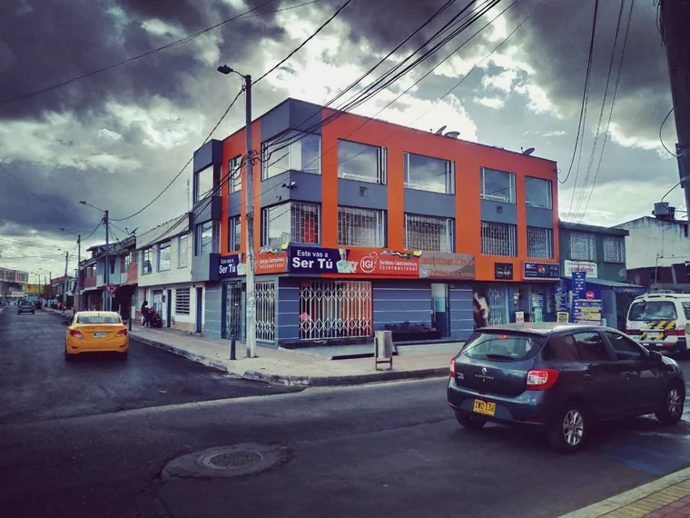 Sede de IGI en una esquina de una ciudad latinoamericana